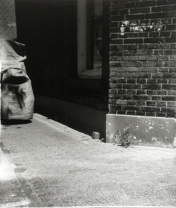 108597 Gezicht op de hoek van de Graanstraat en de Griftstraat te Utrecht.N.B. Zie ook het Utrechts Nieuwsblad van 17 ...